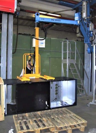 Handhabung von Metallgehäusen Handling von großen Metallschränken dar